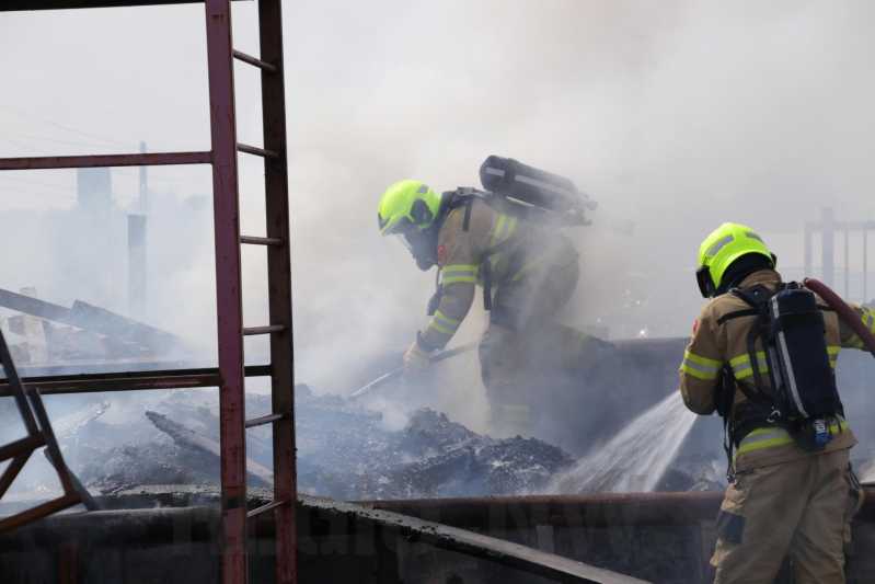 Containerbrand slaat over naar berm langs spoorlijn