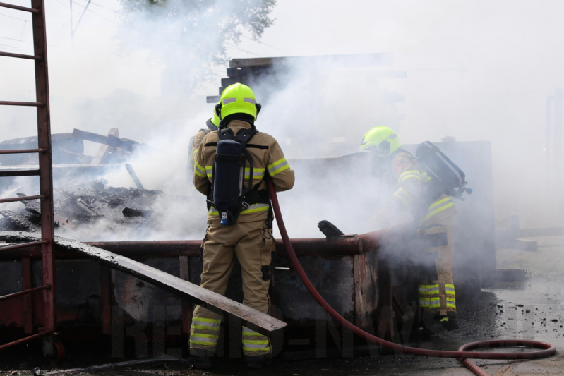 Containerbrand slaat over naar berm langs spoorlijn