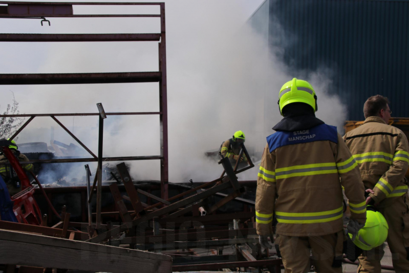 Containerbrand slaat over naar berm langs spoorlijn