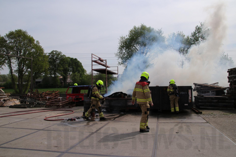 Containerbrand slaat over naar berm langs spoorlijn
