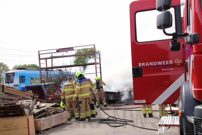Containerbrand slaat over naar berm langs spoorlijn