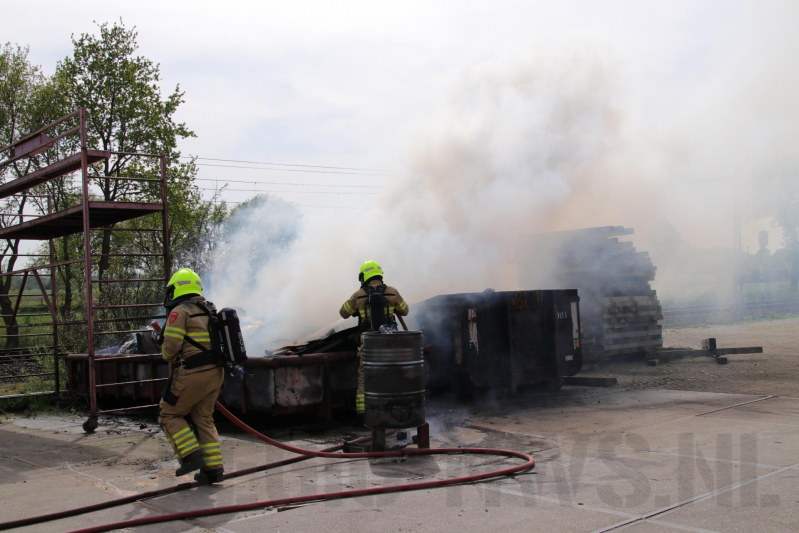 Containerbrand slaat over naar berm langs spoorlijn