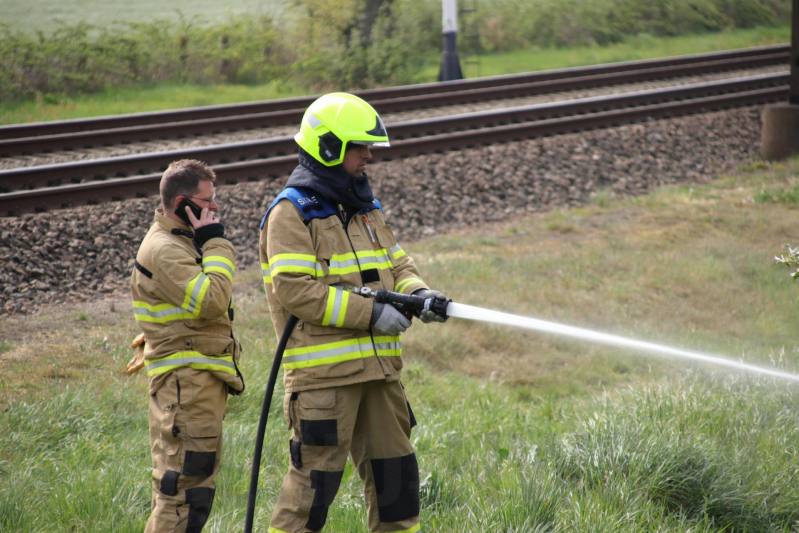 Containerbrand slaat over naar berm langs spoorlijn