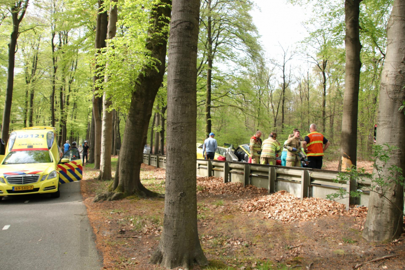 Twee gewonden bekneld bij eenzijdig ongeval