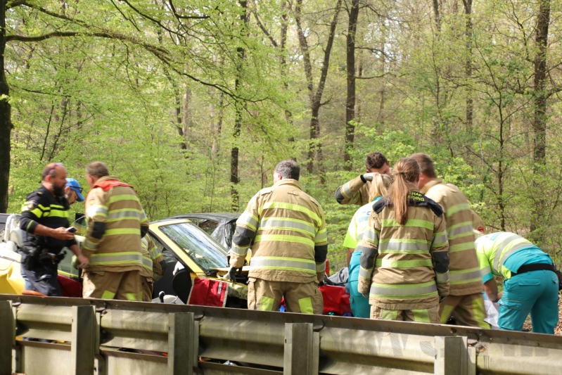 Twee gewonden bekneld bij eenzijdig ongeval