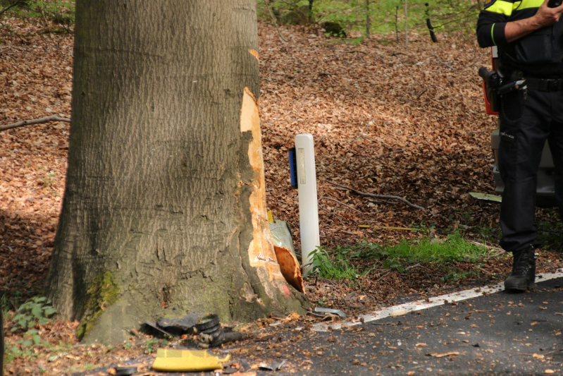 Twee gewonden bekneld bij eenzijdig ongeval