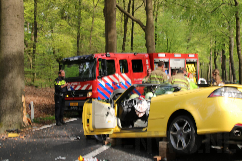 Twee gewonden bekneld bij eenzijdig ongeval