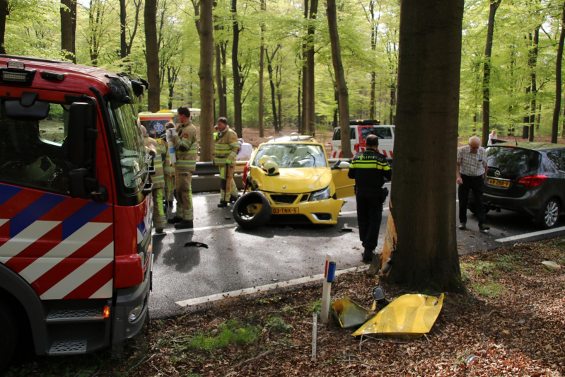 Twee gewonden bekneld bij eenzijdig ongeval
