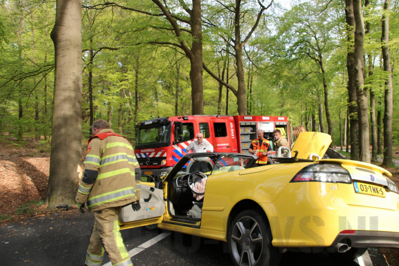Twee gewonden bekneld bij eenzijdig ongeval