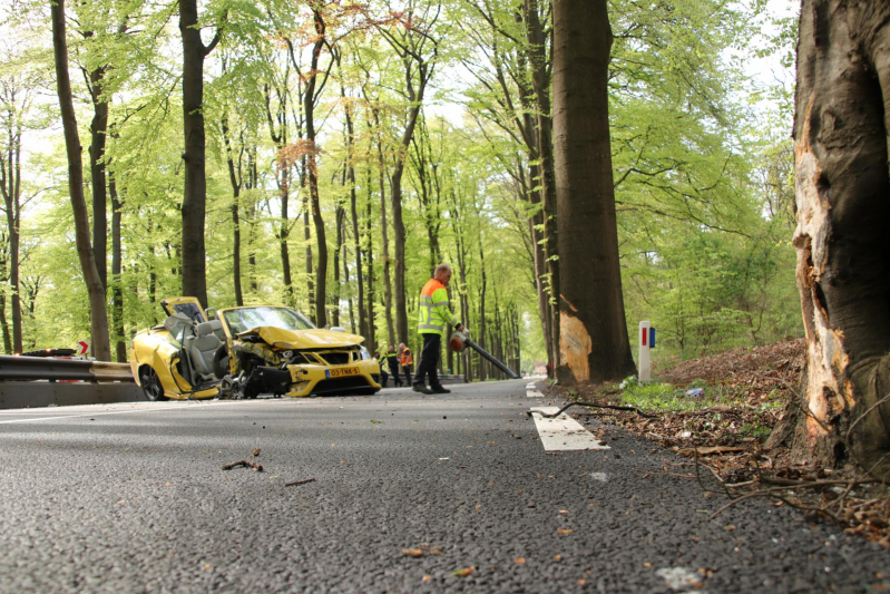 Twee gewonden bekneld bij eenzijdig ongeval