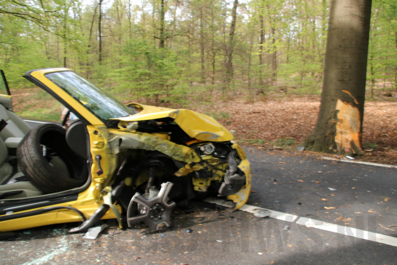 Twee gewonden bekneld bij eenzijdig ongeval