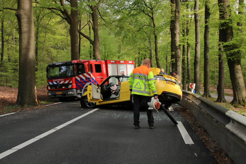 Twee gewonden bekneld bij eenzijdig ongeval