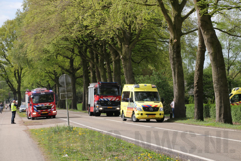Auto crasht tegen boom