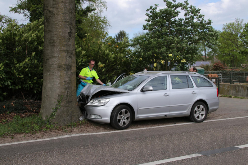 Auto crasht tegen boom