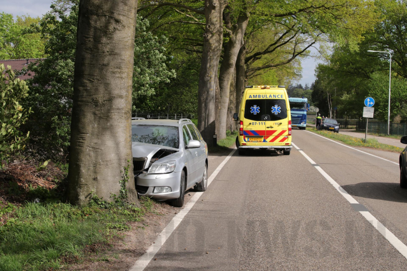 Auto crasht tegen boom