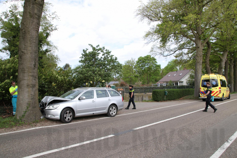 Auto crasht tegen boom