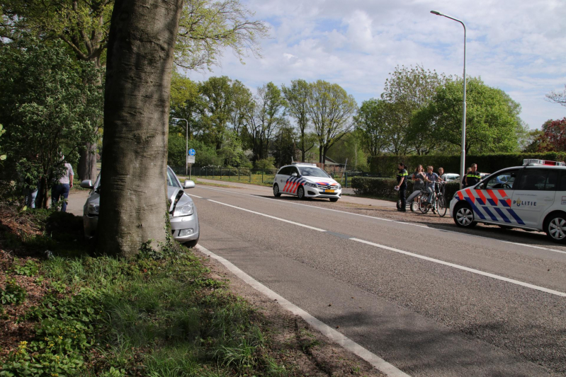 Auto crasht tegen boom