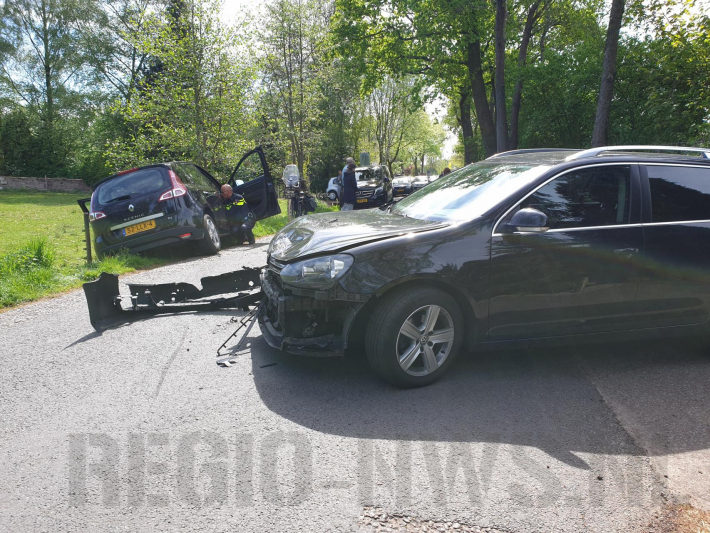 Twee auto's botsen op elkaar