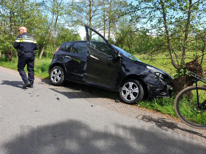 Twee auto's botsen op elkaar