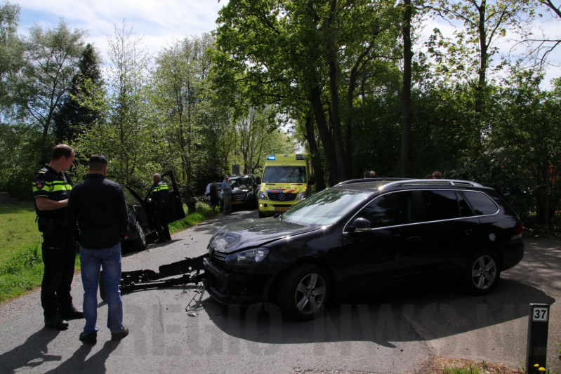 Twee auto's botsen op elkaar
