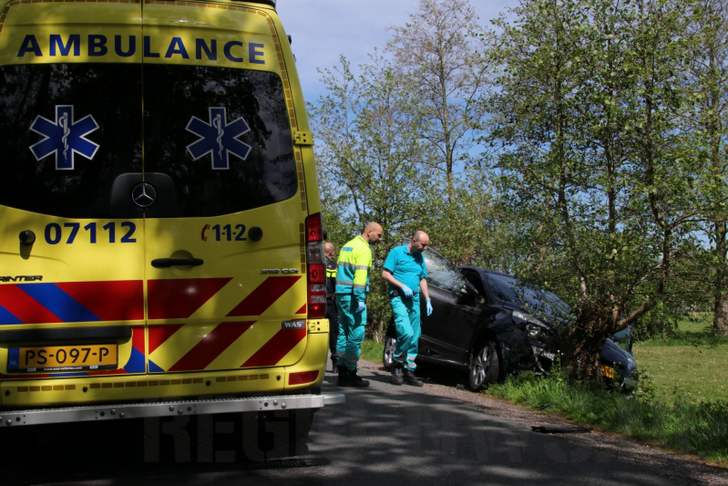 Twee auto's botsen op elkaar