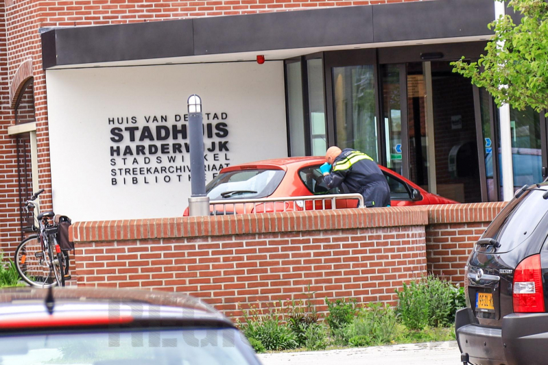 Gemeentehuis ontruimd na ongeval met auto