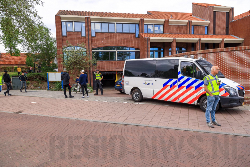 Gemeentehuis ontruimd na ongeval met auto
