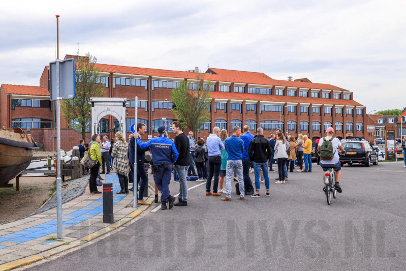 Gemeentehuis ontruimd na ongeval met auto