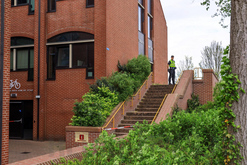 Gemeentehuis ontruimd na ongeval met auto