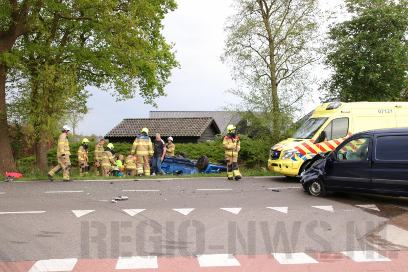 Auto belandt op de kop na aanrijding