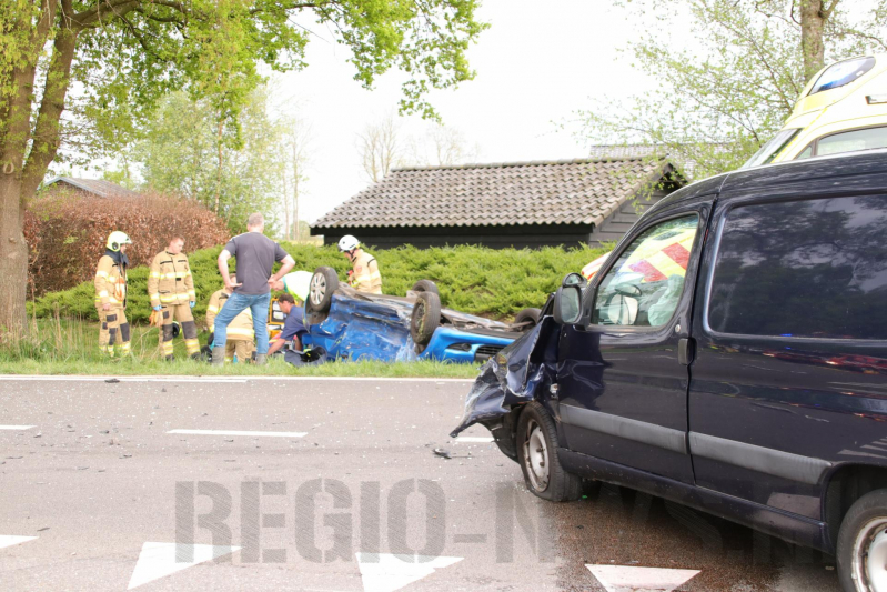 Auto belandt op de kop na aanrijding