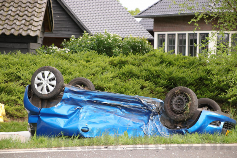 Auto belandt op de kop na aanrijding