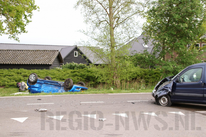 Auto belandt op de kop na aanrijding