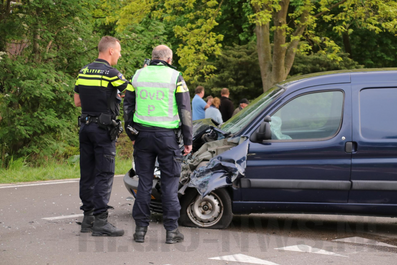 Auto belandt op de kop na aanrijding