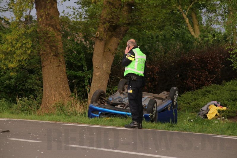 Auto belandt op de kop na aanrijding