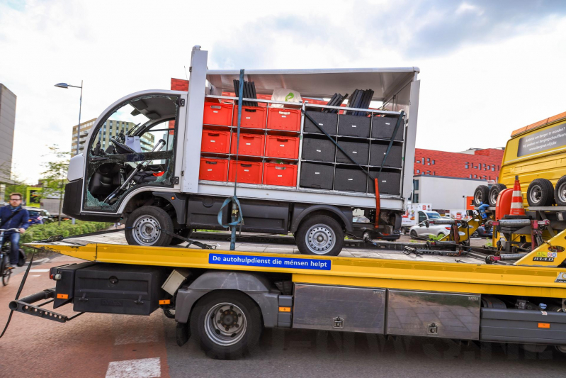 Picnic-wagen zoveelste keer op zijn kant