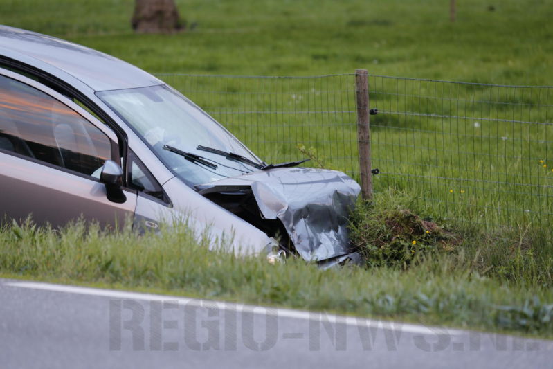 Auto's belanden in greppel na botsing