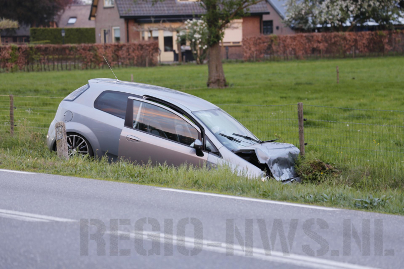 Auto's belanden in greppel na botsing
