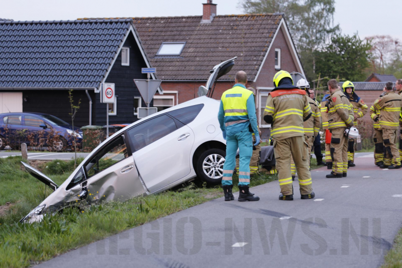 Auto's belanden in greppel na botsing
