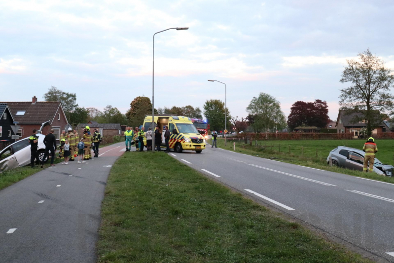 Auto's belanden in greppel na botsing