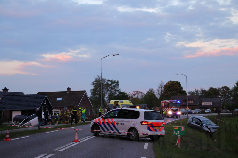 Auto's belanden in greppel na botsing
