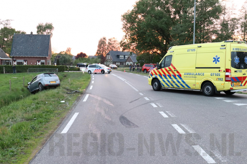 Auto's belanden in greppel na botsing