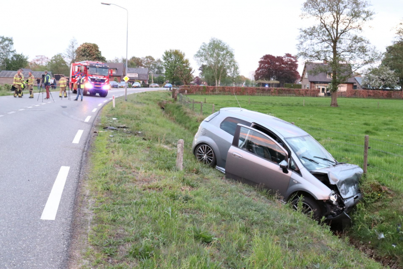 Auto's belanden in greppel na botsing