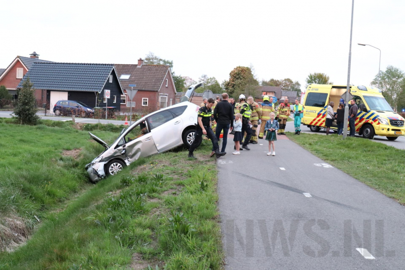 Auto's belanden in greppel na botsing