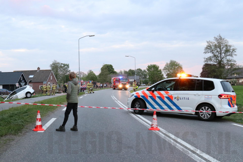 Auto's belanden in greppel na botsing