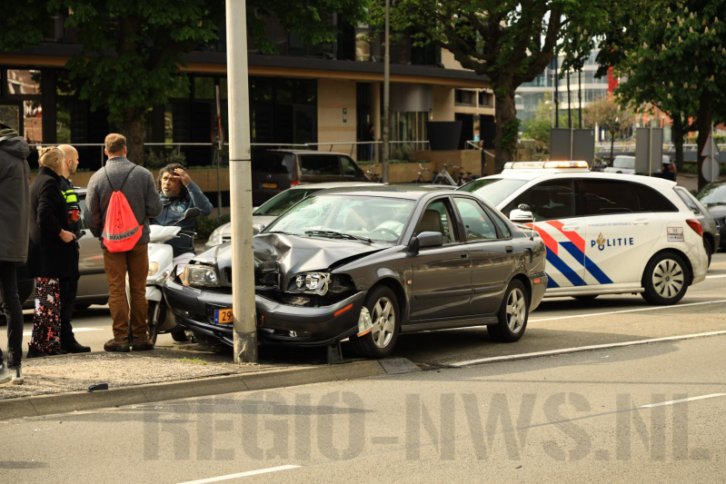 Auto knalt tegen lantaarnpaal