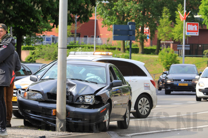 Auto knalt tegen lantaarnpaal