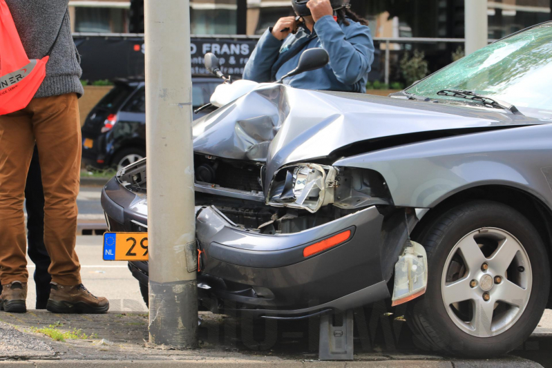 Auto knalt tegen lantaarnpaal