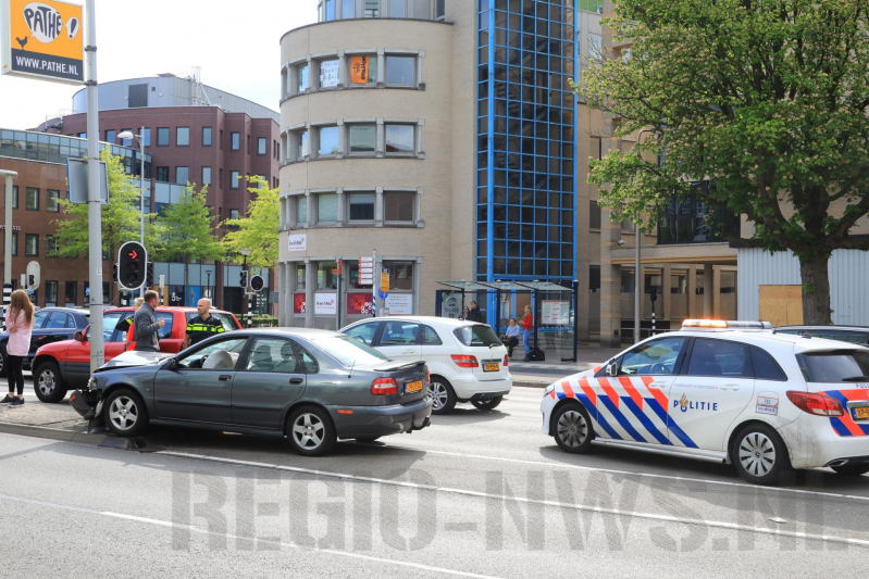 Auto knalt tegen lantaarnpaal