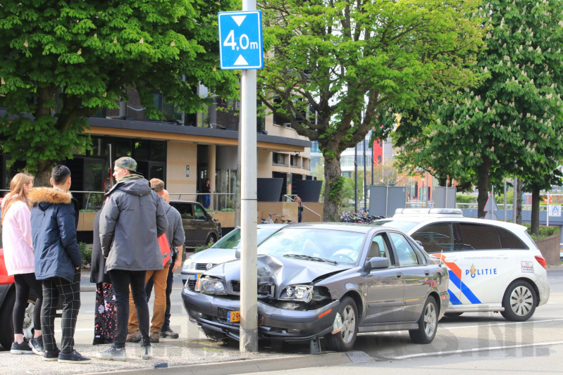 Auto knalt tegen lantaarnpaal